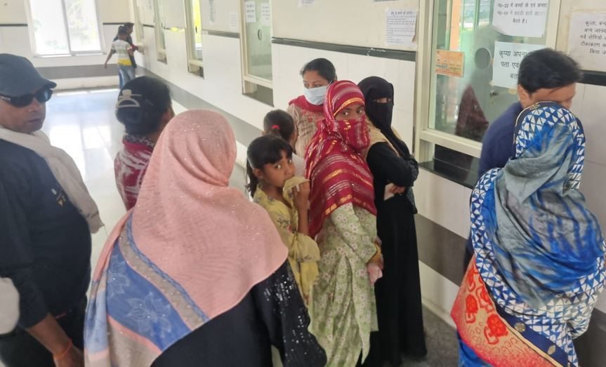 बरेली: तीन सौ बेड अस्पताल के OPD में खत्म हुए पर्चे, मरीजों का हंगामा