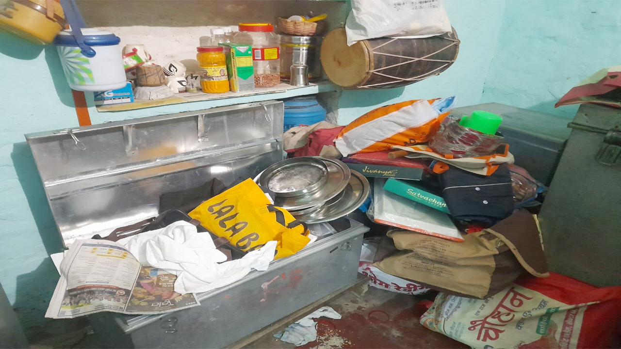 रायबरेली: पत्रकार के घर से अज्ञात चोरों ने उड़ाया लाखों का सामान, खेत में बिखरा पड़ा मिला चोरी किया सूटकेस   