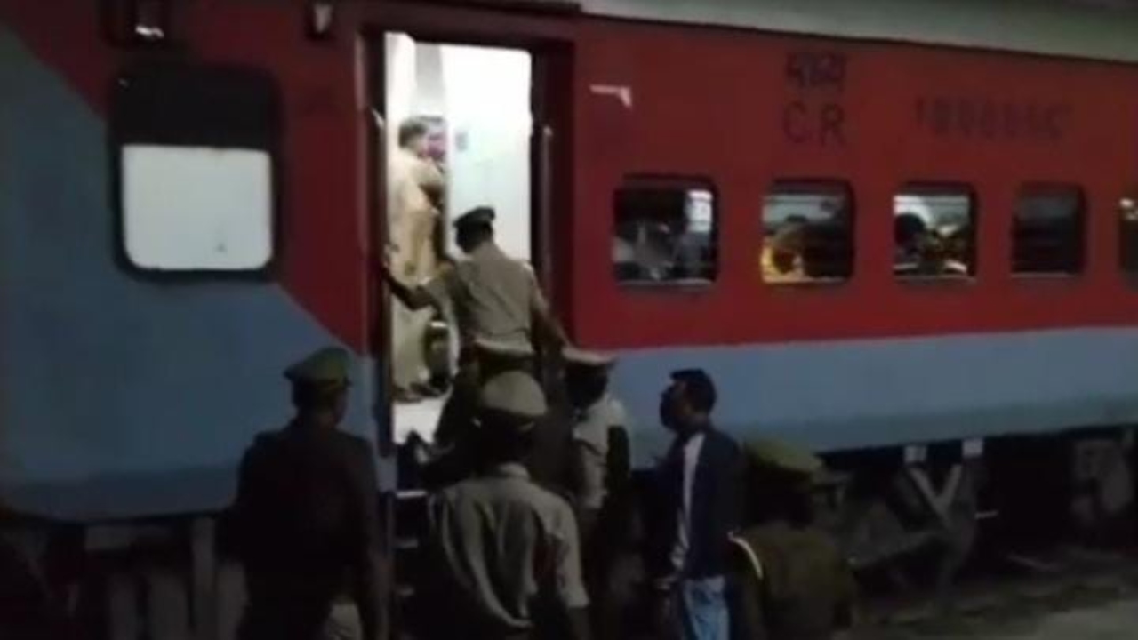 कामायनी एक्सप्रेस में बम की सूचना से यात्रियों में फैली दहशत-तलाशी के बाद रवाना की गई ट्रेन  