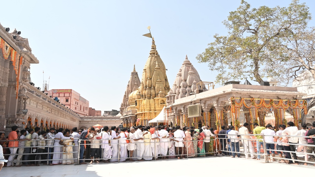 वाराणसी: श्री काशी विश्वनाथ धाम में रविवार को बना रिकॉर्ड, 5 लाख से अधिक शिवभक्तों ने किया दर्शन