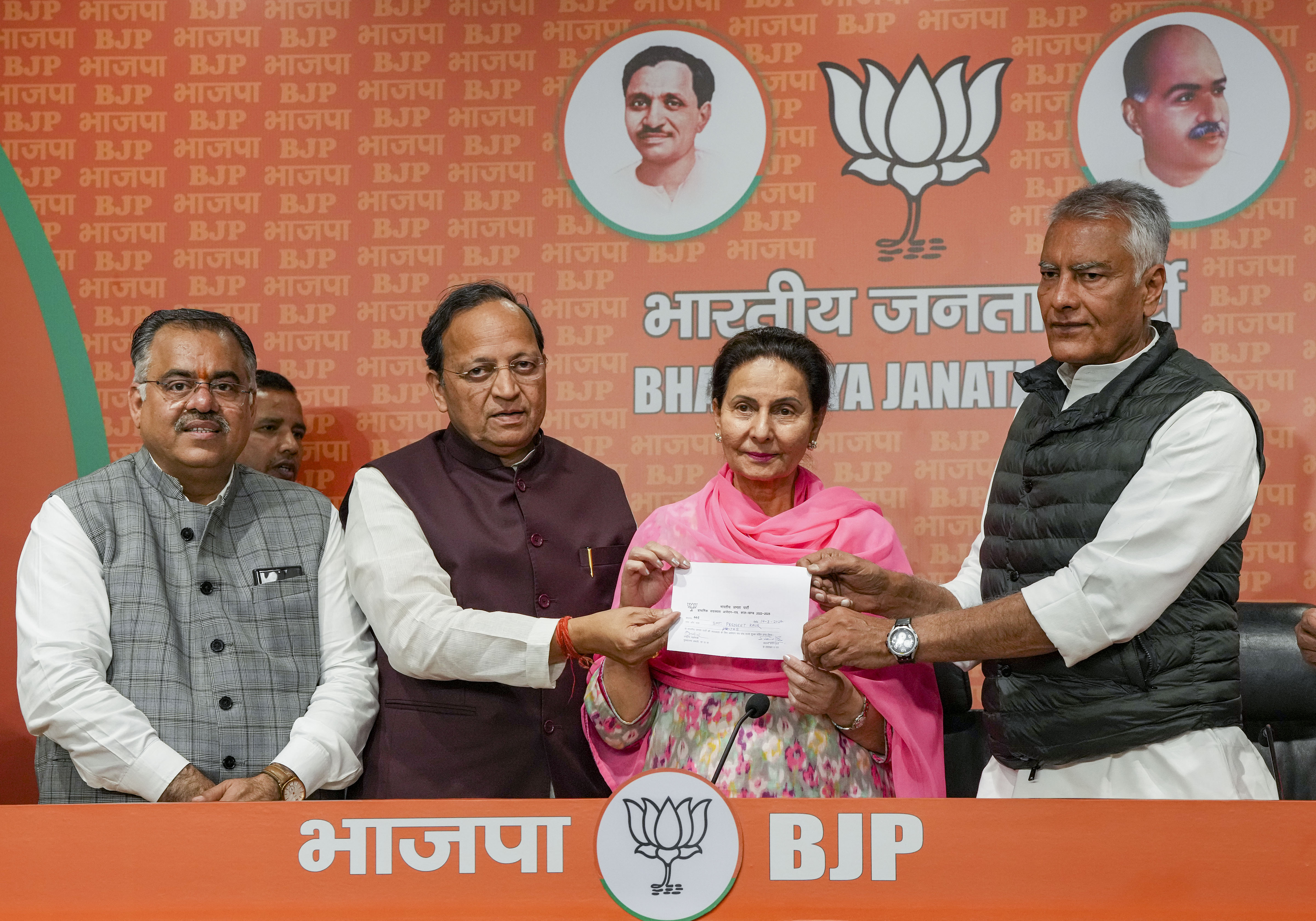 पंजाब: कैप्टन अमरिंदर सिंह की पत्नी कांग्रेस सांसद परनीत कौर BJP में हुईं शामिल