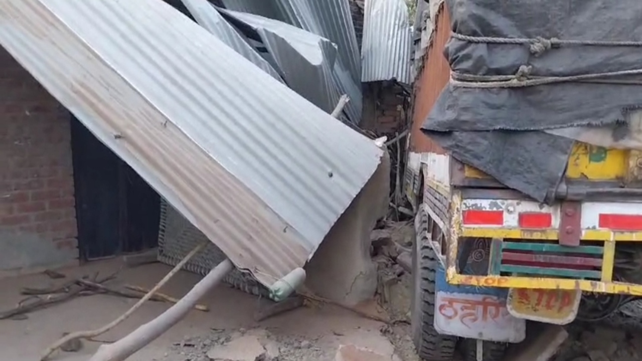 UP news: हरदोई में आधी रात खूंटे में बंधे गोवंश को रौंदते हुए मकान में घुसा ट्रक