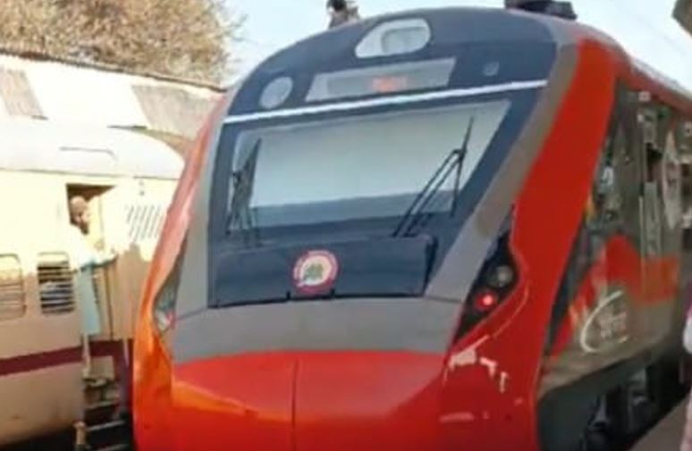 बरेली: जंक्शन पर 20 मिनट पहले पहुंची वंदे भारत एक्सप्रेस, सप्ताह में छह दिन चलेगी ट्रेन