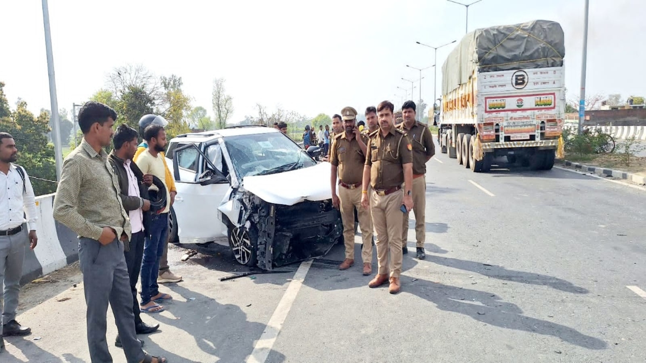 सीतापुर: डिवाइडर से टकराई अनियंत्रित कार, न्यूज चैनल के चैयरमैन की मौत-लखनऊ से बरेली जाते समय हुआ हादसा 