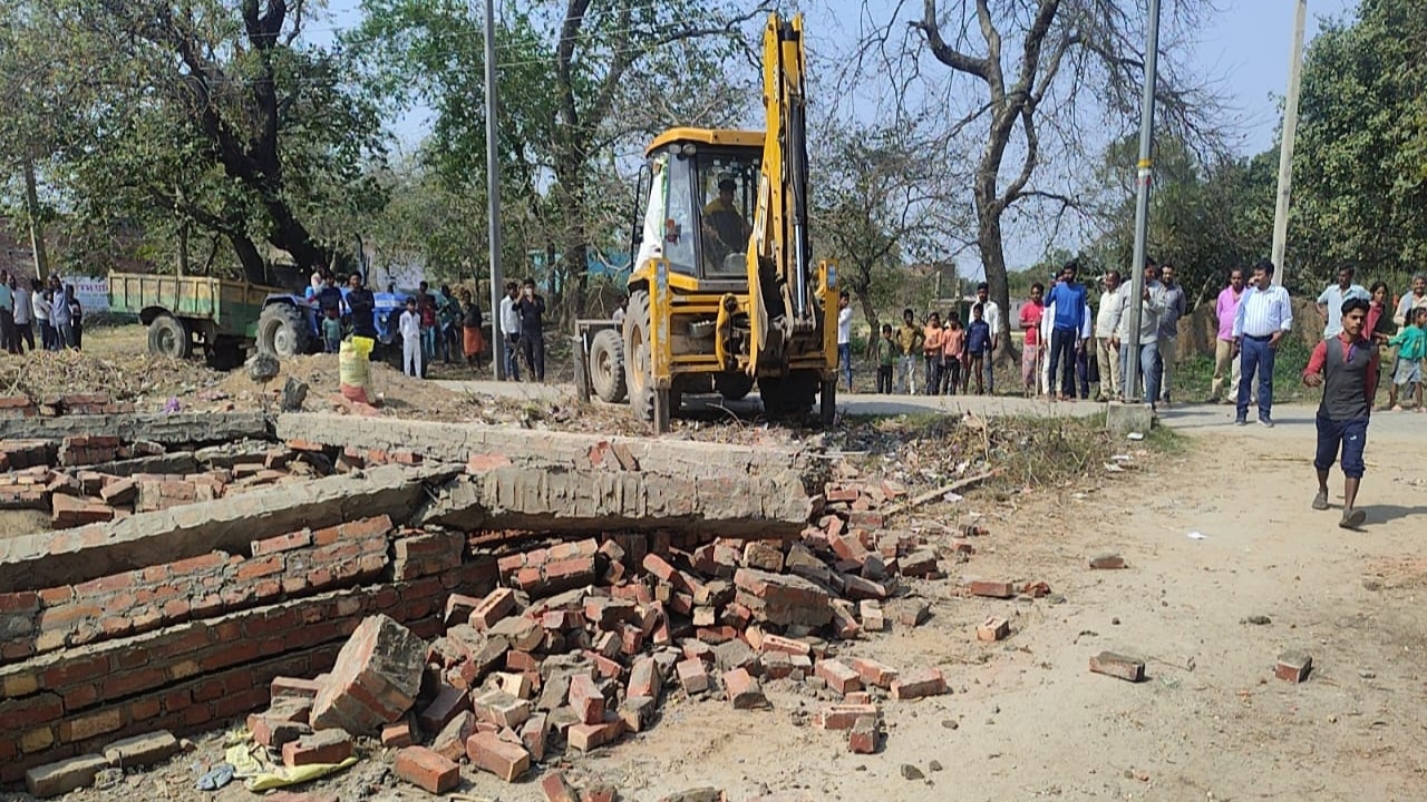 हरदोई: शाहाबाद में सरकारी जमीन पर किया गया अवैध निर्माण ध्वस्त, नगरपालिका ने की कार्रवाई  