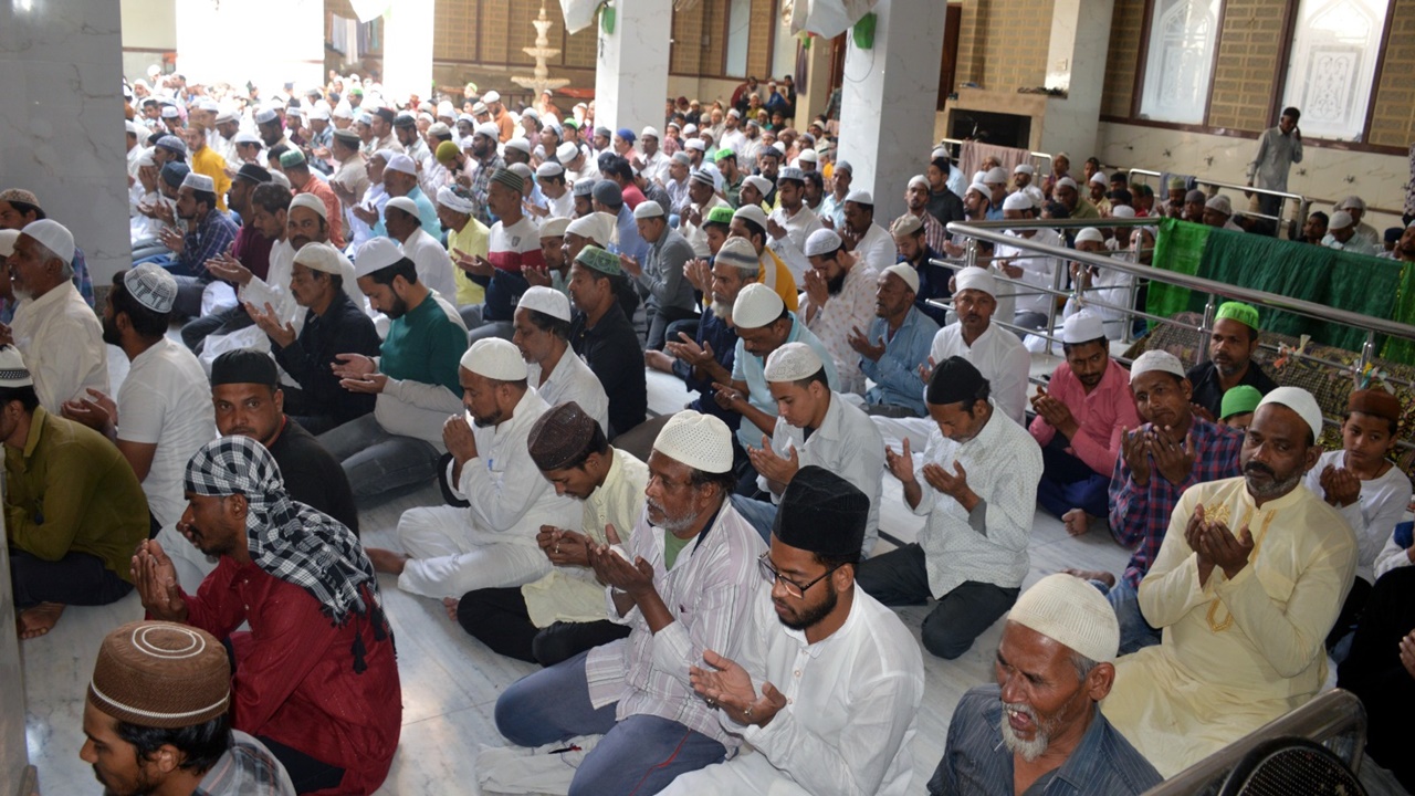अयोध्या: दुआ को उठे हाथ, गुनाहों से की तौबा, रमजान के पहले जुमे पर मस्जिदों में उमड़े रोजेदार