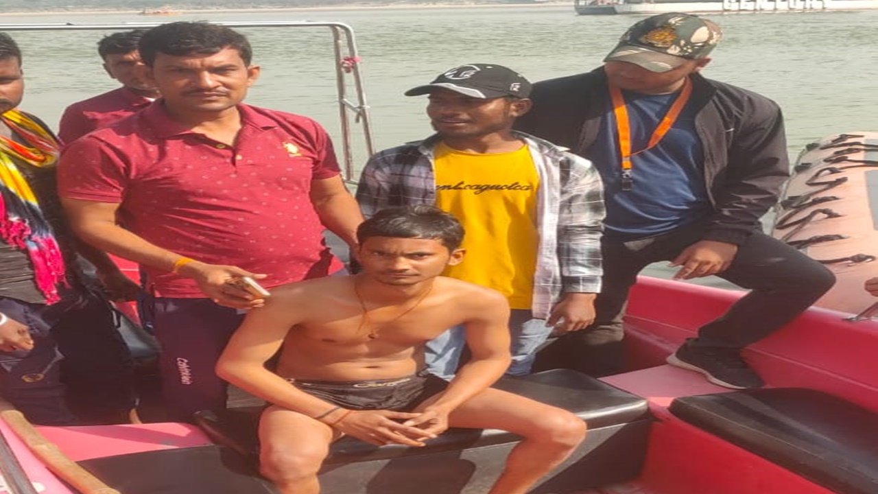 अयोध्या: सरयू नदी में डूब रहे दो युवकों को जल पुलिस ने बचाया