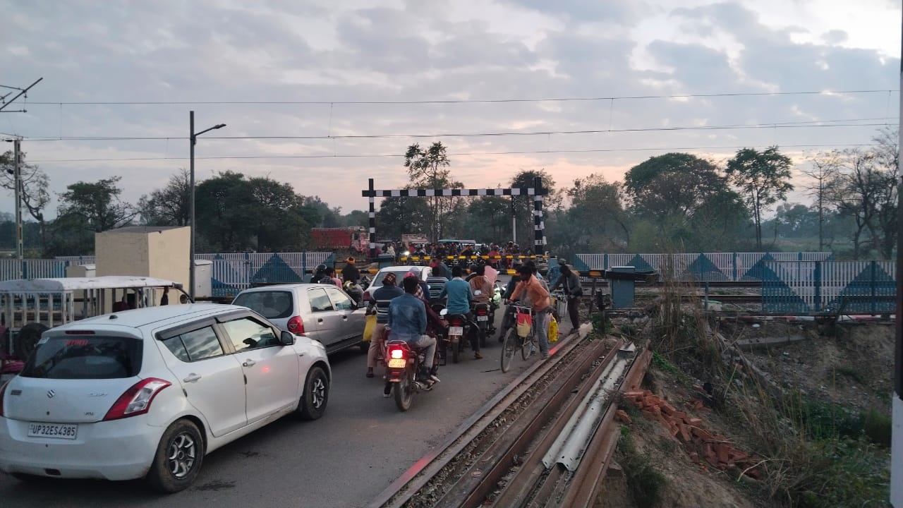 बाराबंकी: घोषणा और वादों तक सीमित रहा ओवरब्रिज का निर्माण, दरियाबाद-भिटरिया मार्ग पर रोज लगता है जाम