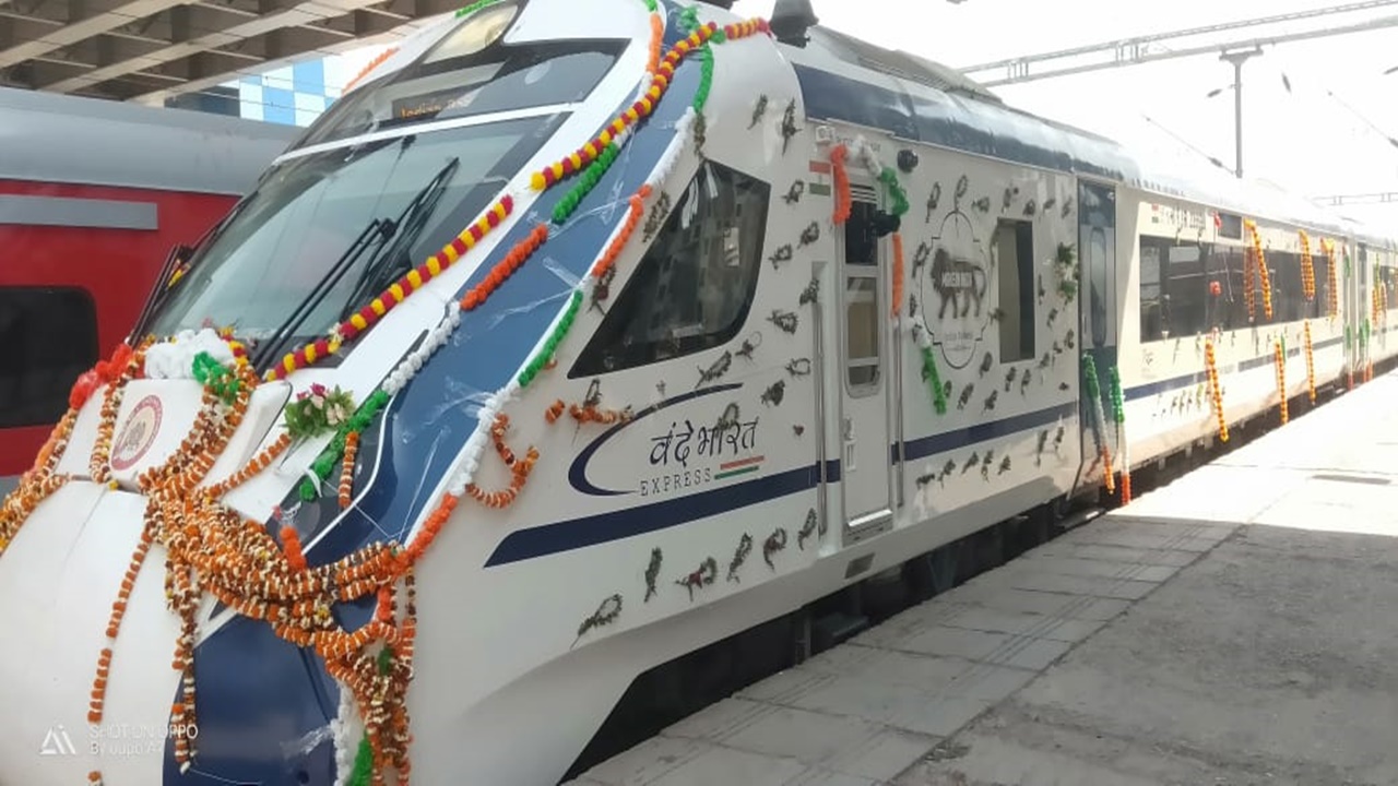 ट्रायल में रायबरेली पहुंची वन्दे भारत, गुरुवार से फर्राटा भरेगी ट्रेन, जानें कितने मिनट का है ठहराव 