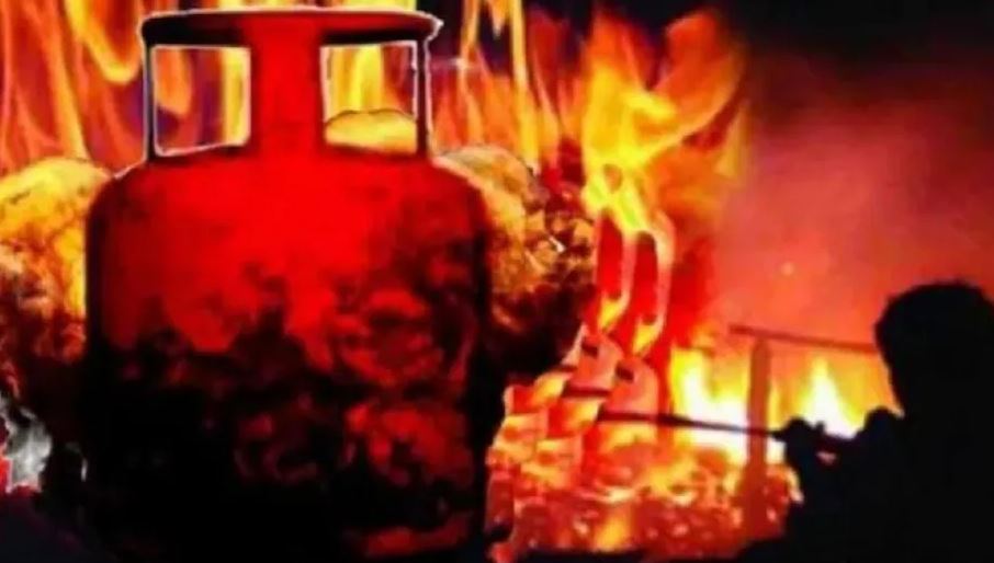 लखीमपुर-खीरी: घर में लगी आग से धमाके के साथ फटा गैस सिलेंडर, मची भगदड़ 
