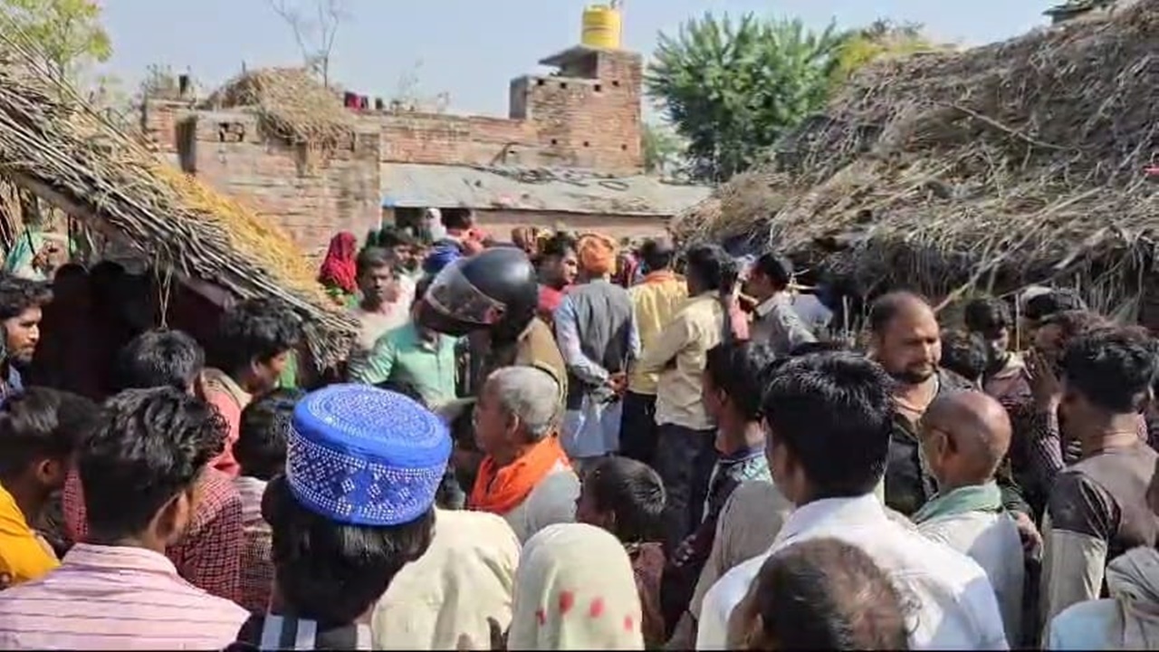 सीतापुर: बांके से वार कर पत्नी को उतारा मौत घाट, फिर खुद भी फंदा लगाकर दी जान, बच्चों का रो-रो कर बुरा हाल  