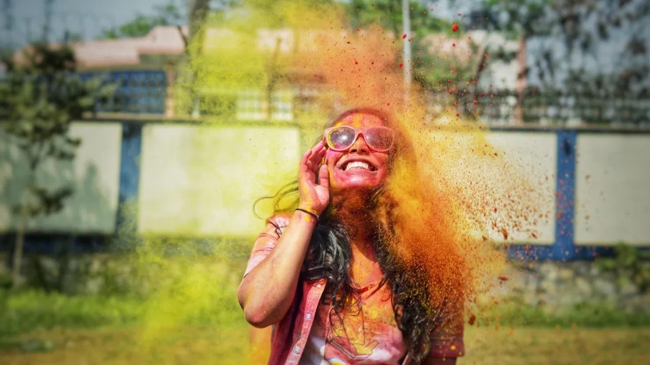 Holi Celebrations: होली पर रंगों से नहीं खराब होंगे बाल! सिर पर लगाएं ये तेल