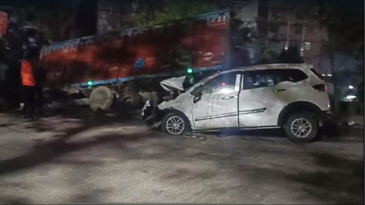 जौनपुर में दर्दनाक हादसा: टक्कर के बाद 50 मीटर तक ट्रक ने कार को घसीटा, पिता-पुत्र समेत एक ही परिवार के सात लोगों की मौत