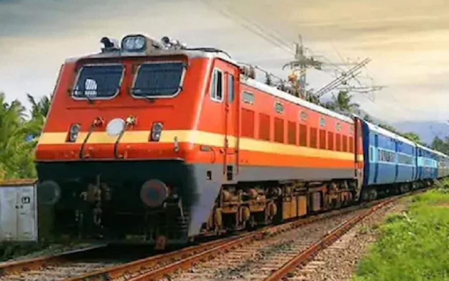 'वाया मुरादाबाद नहीं बल्कि हाथरस होकर दिल्ली तक चलाई जाए कासगंज से ट्रेन', लोगों ने की मांग
