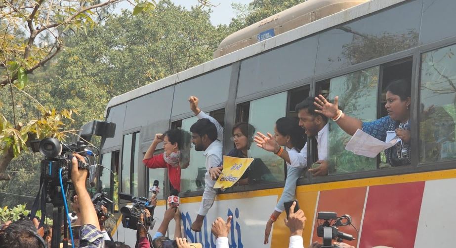केजरीवाल की गिरफ्तारी के बाद AAP कार्यकर्ता सड़कों पर उतरे, हिरासत में आतिशी समेत ये बड़े नेता