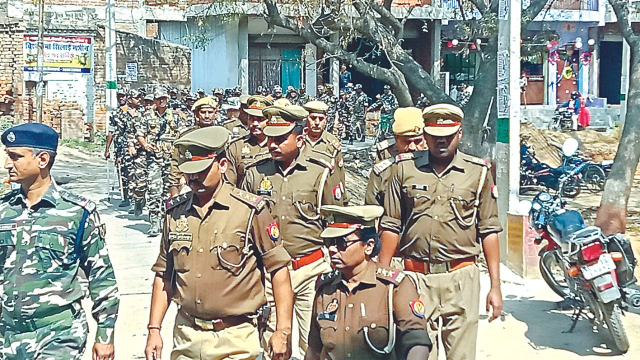 Fatehpur: लोकसभा चुनाव से पहले संवेदनशील गांवों में पुलिस ने किया फ्लैग मार्च; बड़ी संख्या में पुलिस फोर्स देख लोग हुए परेशान