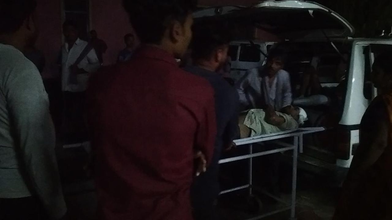Kanpur Ghatampur Accident: पैदल जा रहे भाइयों को टक्कर मार कार डंपर में घुसी...दो युवकों की मौत, एक घायल