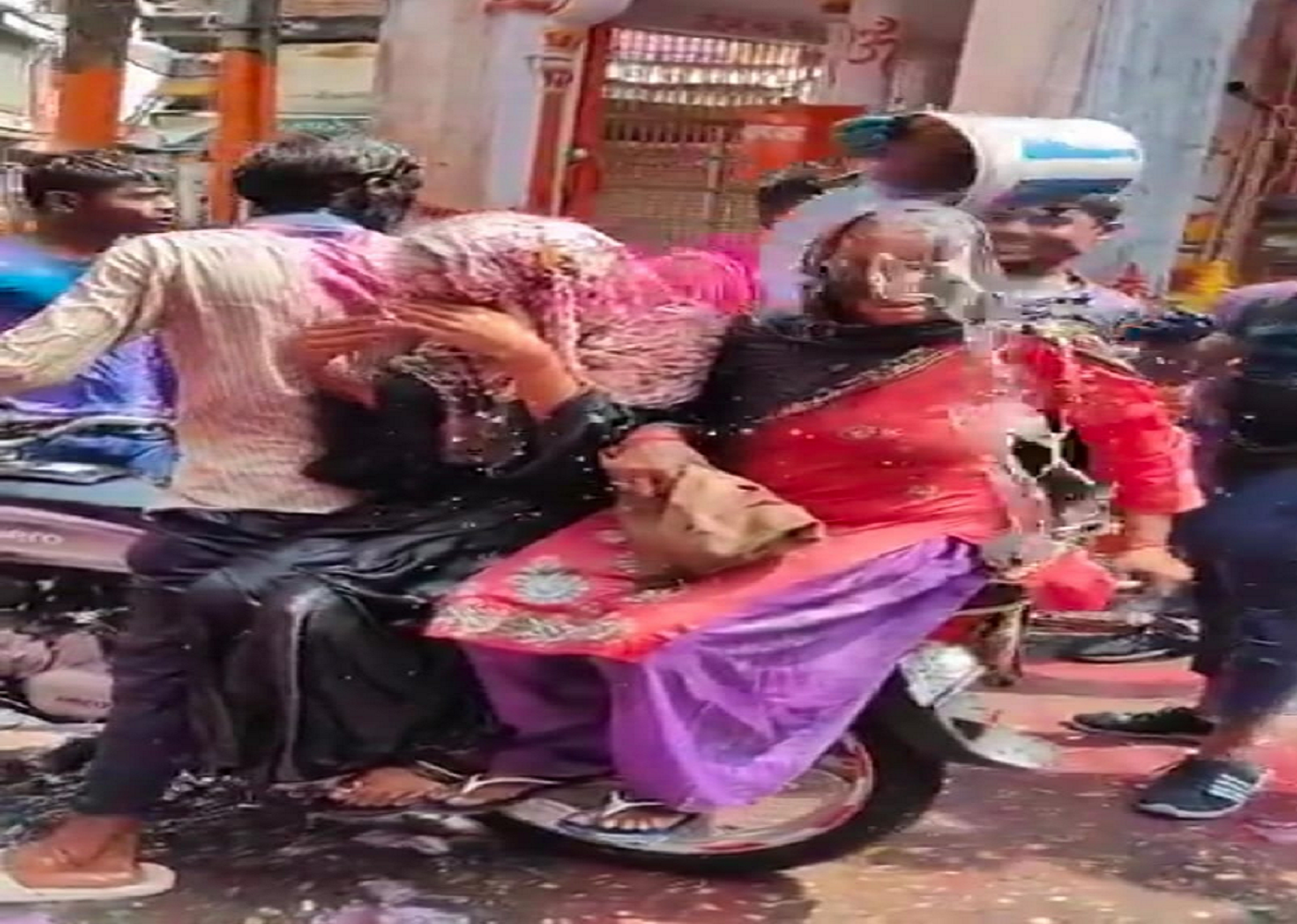 बिजनौर: बाइक सवार मुस्लिम परिवार को जबरन रोका...महिलाओं पर रंग डाला,  लगाए धार्मिक नारे VIDEO 