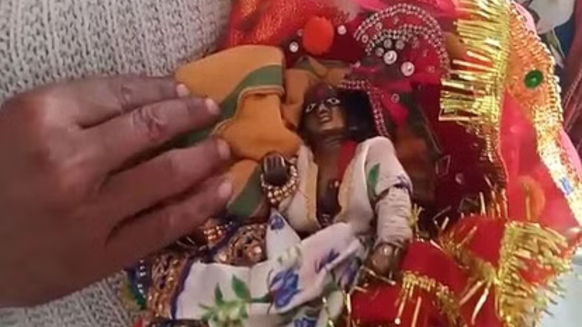 'चोटिल' लड्डू गोपाल की मूर्ति को लेकर अस्पताल पहुंचा भक्त, फूट-फूट कर रोया...डॉक्टरों ने किया 'उपचार' 