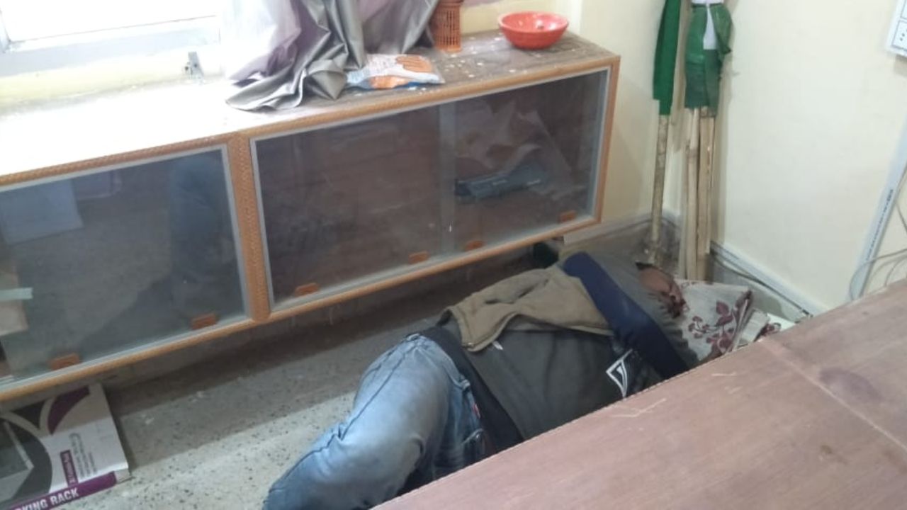 Kannauj: नशेड़ी सफाईकर्मी को ओडीएफ कमांड रूम ने दी ‘पनाह’...पंचायती राज विभाग के अधीन कार्यालय में कई घंटे सोता रहा