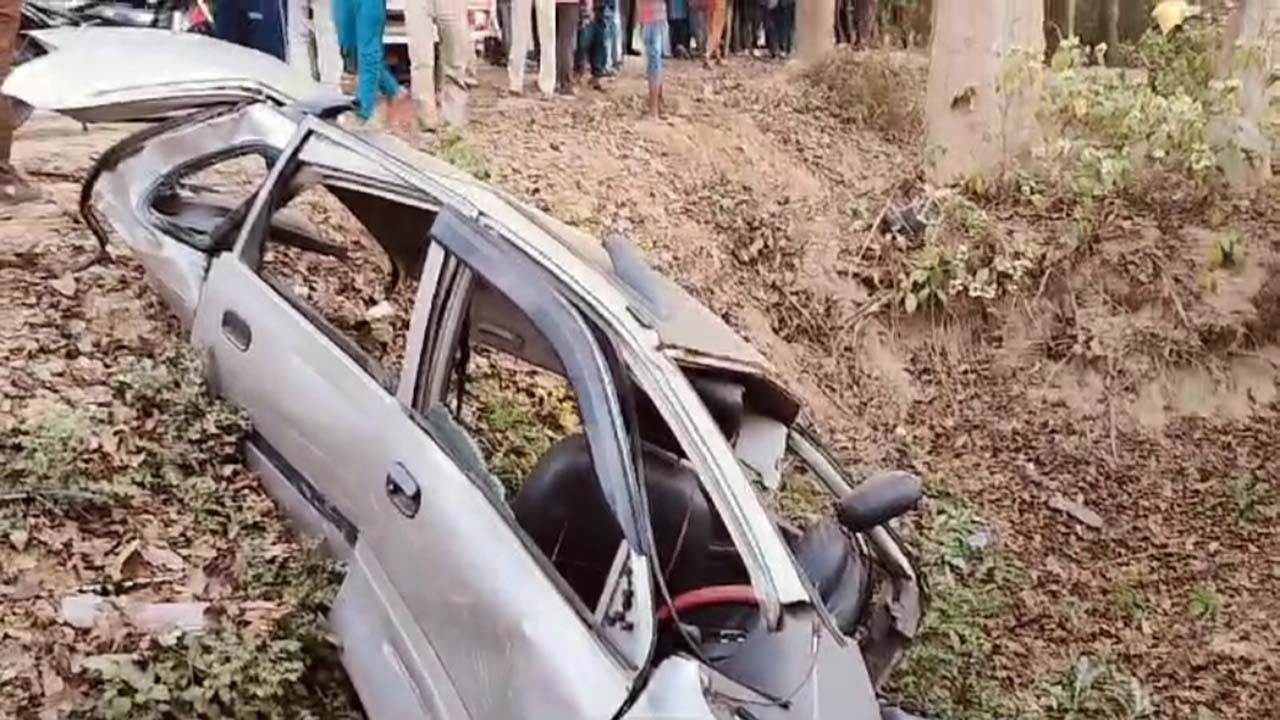 हरदोई: पेड़ से टकराकर दो टुकड़ों में बंटी कार, मां और उसकी दो बेटियों की मौत, कोहराम