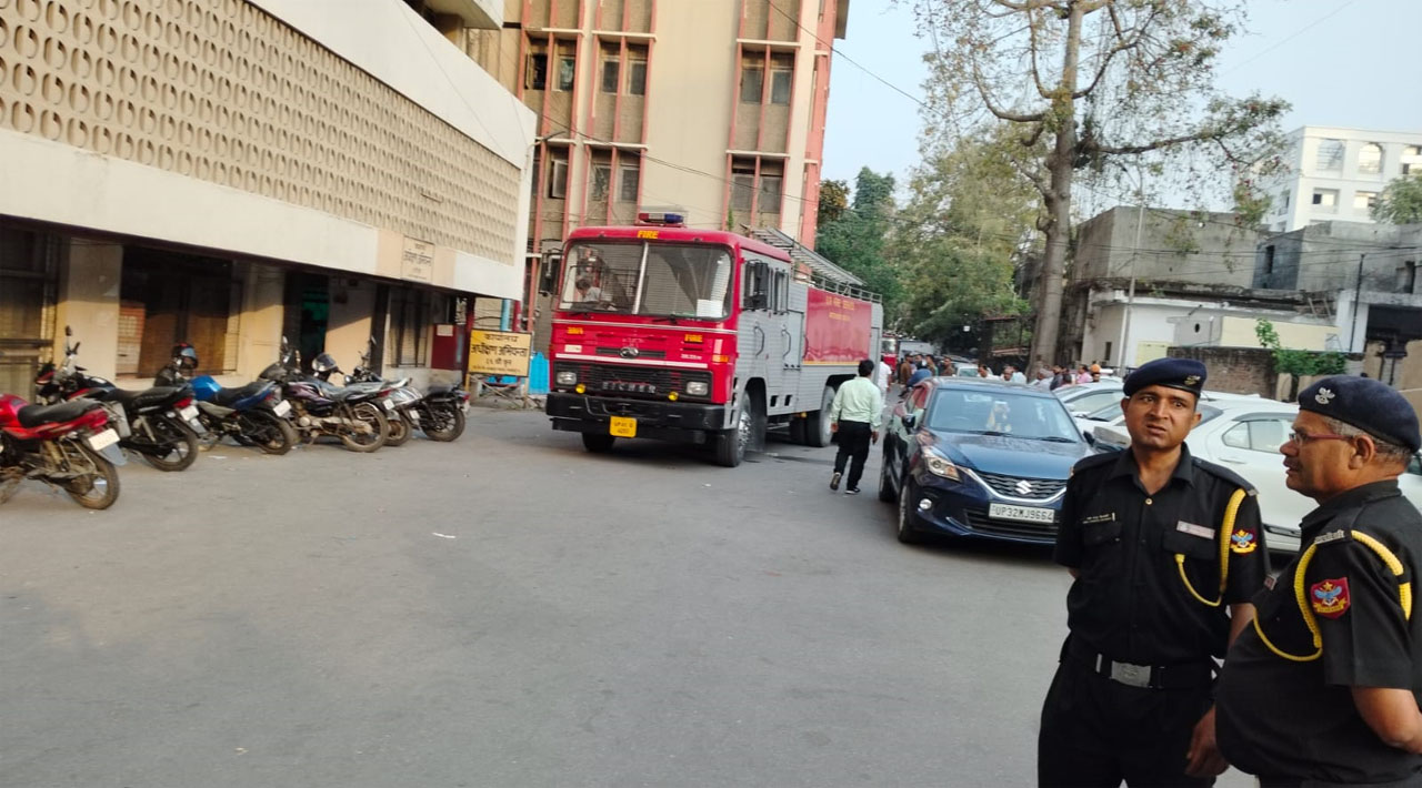 Lucknow breaking news: जवाहर भवन के पंचम तल में लगी आग, फायर ब्रिगेड की गाड़ियां मौके पर पहुंचीं