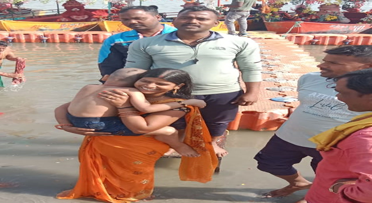 अयोध्या: सरयू नदी में जेटी से गिरकर डूब रहे मासूम को जलपुलिस ने बचाया, परिवार में हर्ष, जताया आभार 