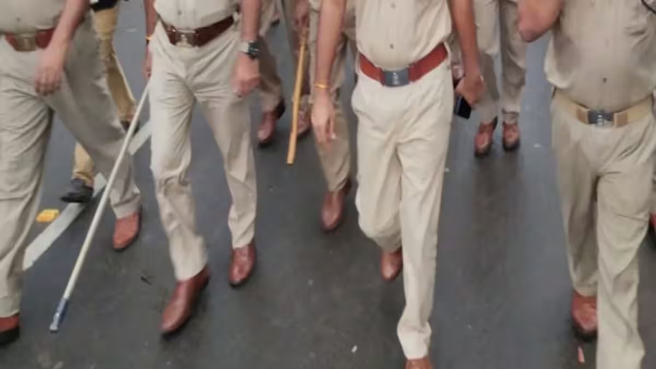 Hardoi News : हरदोई में फिर बदले गए कई थानेदार, चौकी इंचार्जों को मिली थाने की जिम्मेदारी, देखें लिस्ट Hardoi News : हरदोई में फिर बदले गए कई थानेदार, चौकी इंचार्जों को मिली थाने की जिम्मेदारी, देखें लिस्ट