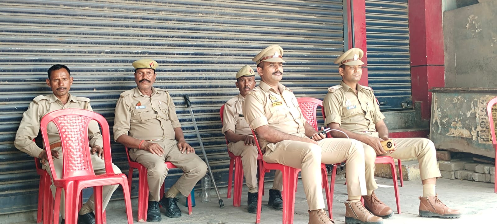 शाहजहांपुर: धार्मिक स्थल पर धार्मिक नारे लिखने पर आक्रोश, पुलिस फोर्स तैनात