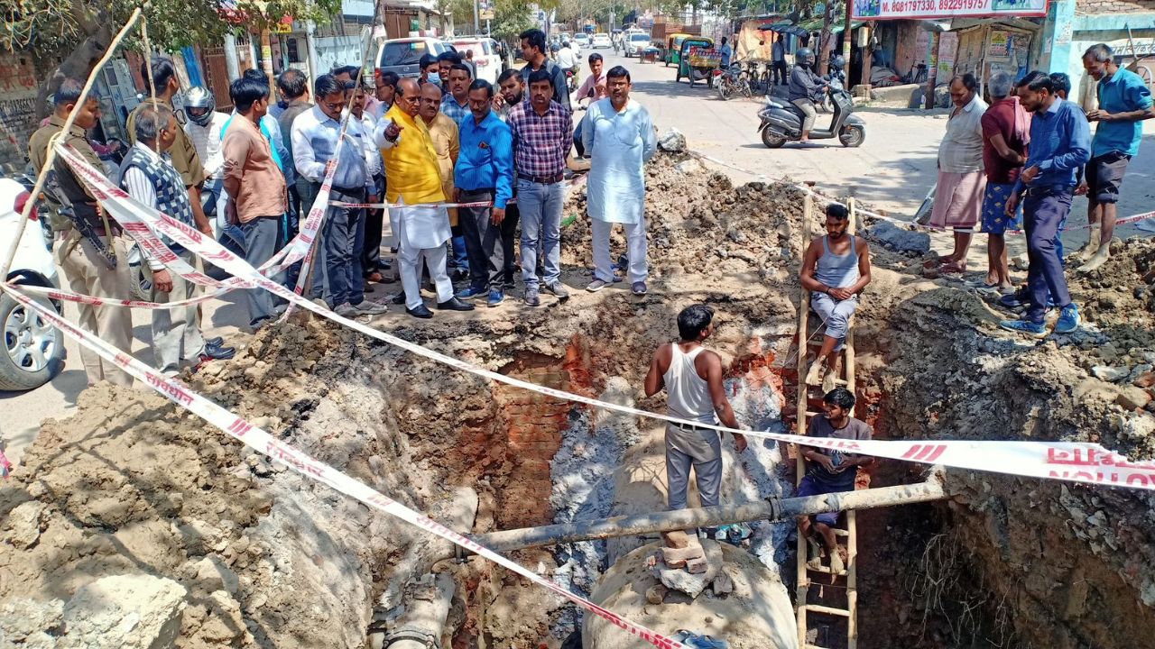 Kanpur: तीन दिन से 30 मोहल्ले पानी का संकट झेलने को मजबूर; लीकेज का मुआयना करने पहुंची तकनीकी टीम