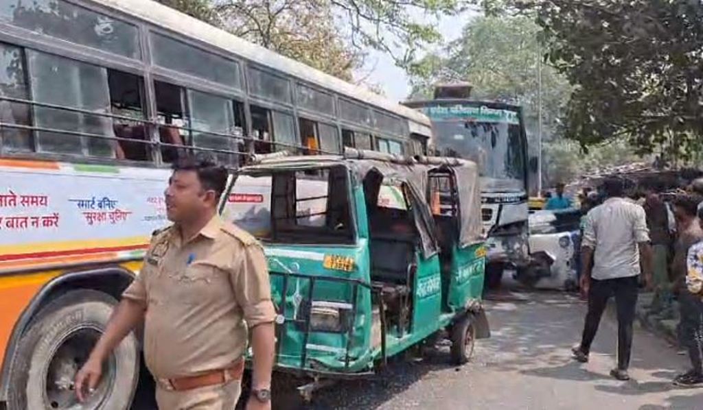 Bareilly News: किला ओवरब्रिज पर रोडवेज की 2 बसों में जोरदार टक्कर, ई-रिक्शा और ऑटो भी क्षतिग्रस्त, कई लोग घायल