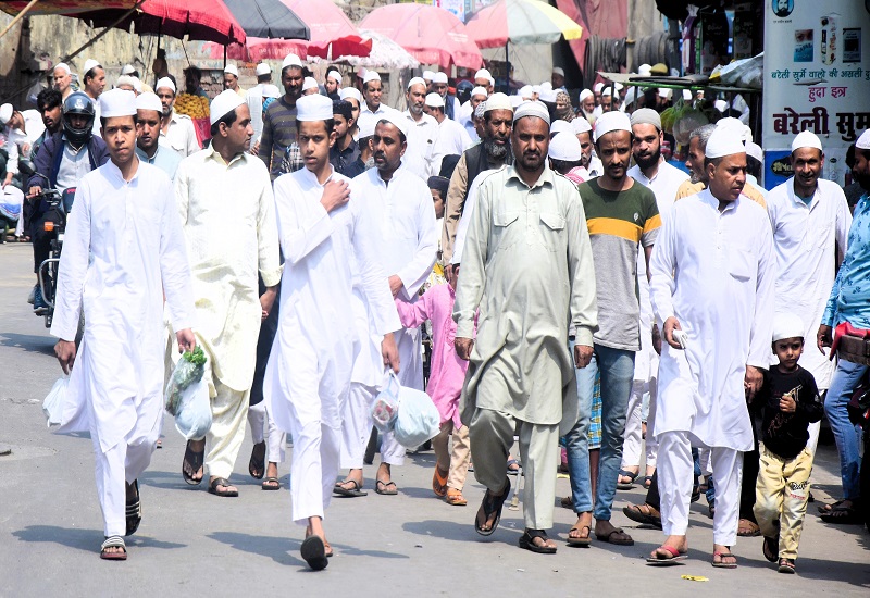 मुरादाबाद : जुमे की नमाज के लिए जामा मस्जिद पहुंच रहे रोजेदार