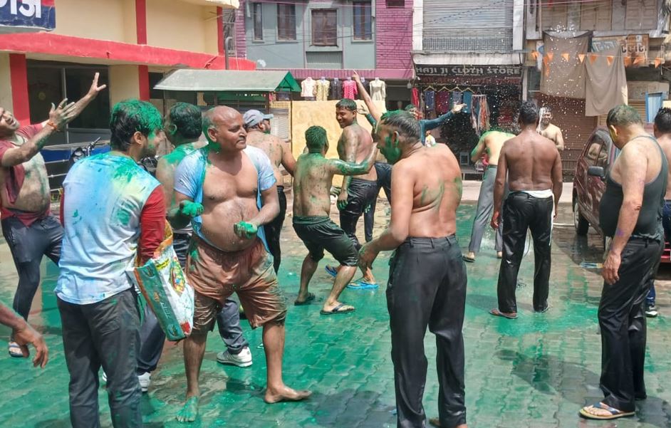 कासगंज: कोतवाली और थानों पर खेली गई होली, रंगों से सरोवार नजर आए पुलिसकर्मी