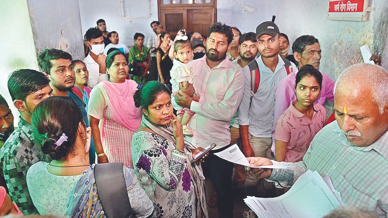 Kanpur: मुंह और नाक में रंग जाने से बढ़ी दिक्कतें; हैलट की ओपीडी में लगी मरीजों की भीड़, चार दिन में पहुंचे इतने मरीज 