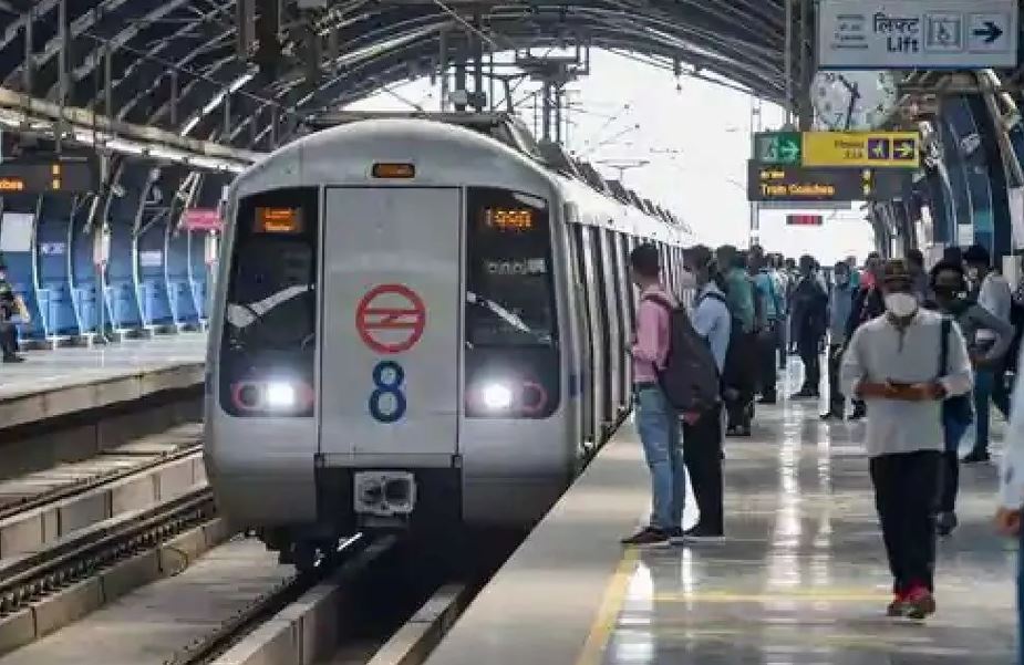 दिल्ली मेट्रो ने तीन स्टेशनों के गेट किए बंद, आप के प्रदर्शन के मद्देनजर DMRC ने लिया फैसला