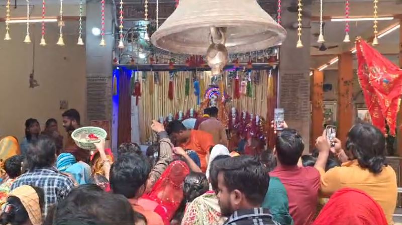बरेली: नवरात्रि समापन पर घर-घर जिमाई गईं कन्याएं, मंदिरों में श्रद्धालुओं की उमड़ी भीड़