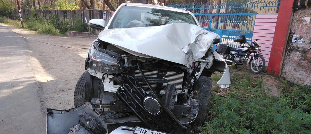 काशीपुर: हाइटेंशन लाइन से टकराई कार, विद्युत आपूर्ति हुई ठप