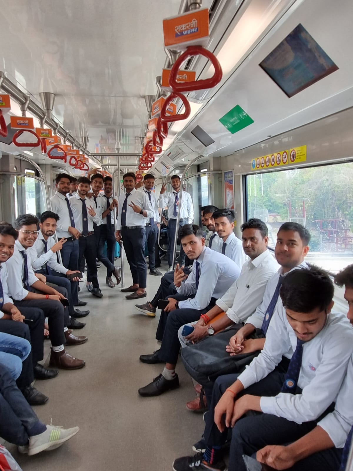 लखनऊ मेट्रो ने बीटेक छात्रों को कराया एजुकेशनल गाइडेड टूर, ट्रेन संचालन के बारे में दी जानकारी