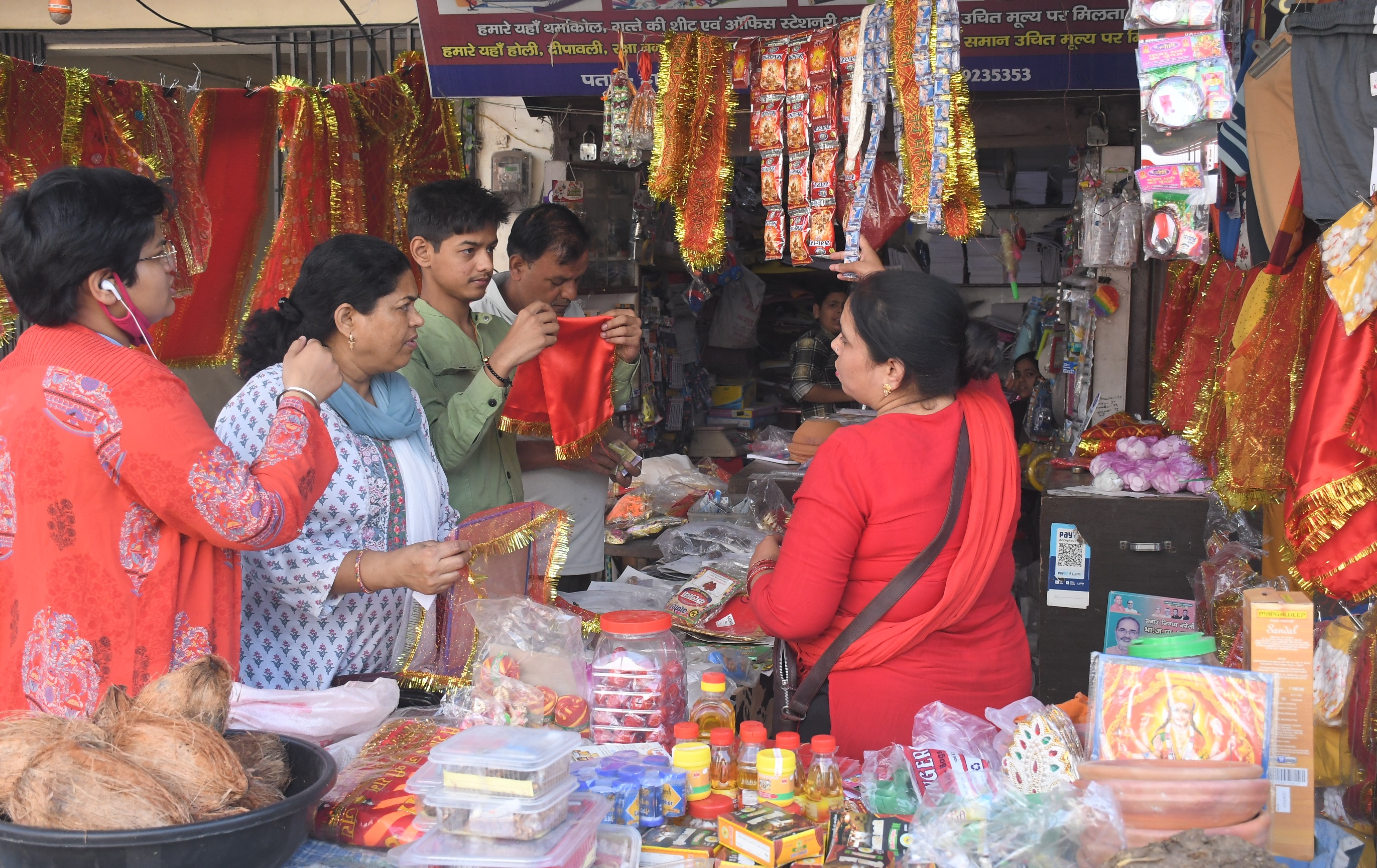 बरेली: नवरात्रि और ईद की खरीदारी से बाजारों में रौनक, दुकानों पर उमड़ी ग्राहकों की भीड़