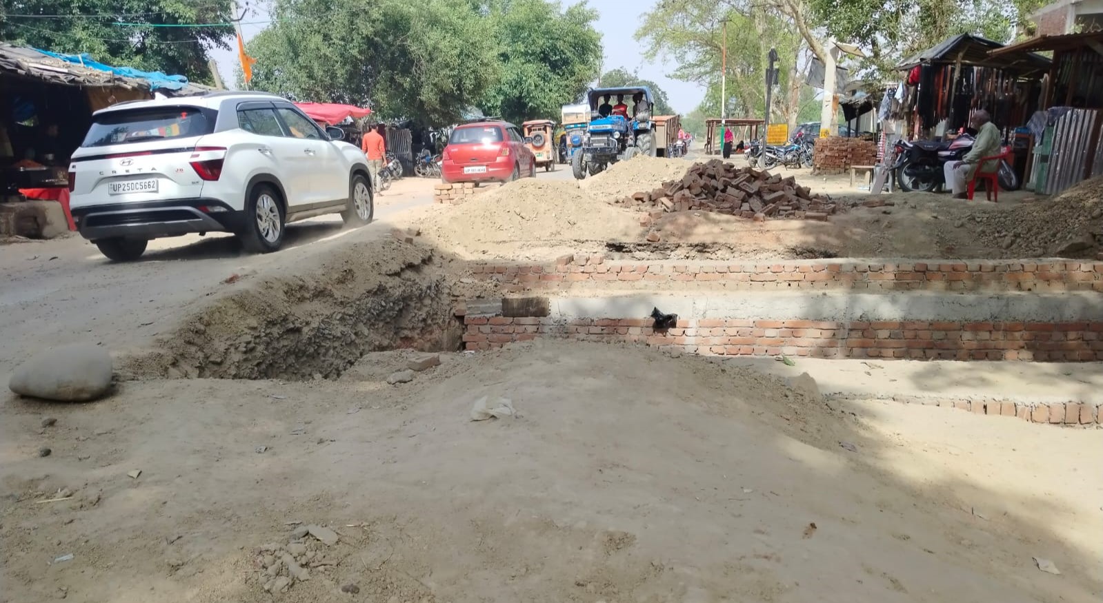 शाहजहांपुर: निर्माणाधीन पुलिया में गिरी बोलेरो, एक की मौत...चार घायल