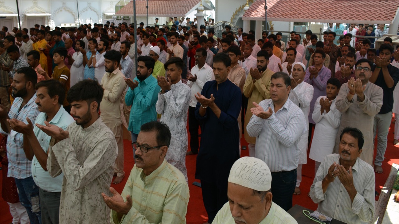 अयोध्या में शियों ने मनाई ईद, मुल्क में अमन की हुईं दुआएँ