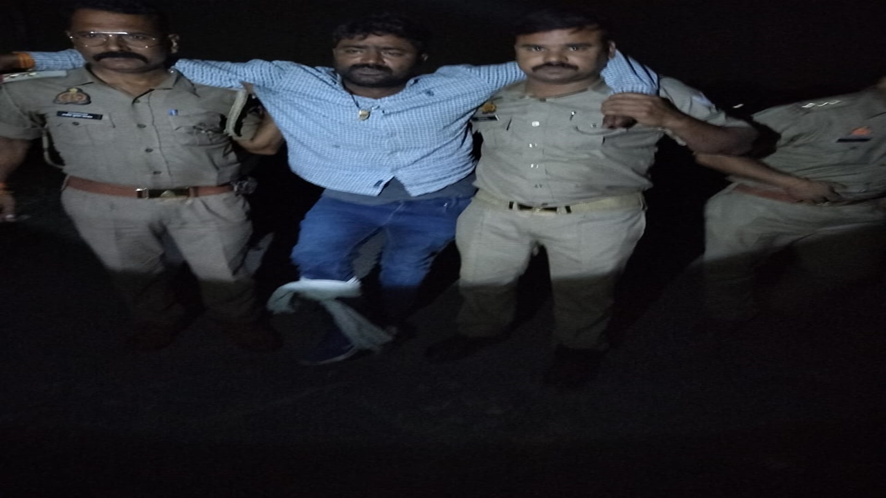  सुलतानपुर: विजय नारायण हत्याकांड का मुख्य आरोपी पुलिस मुठभेड़ में गिरफ्तार, पैर में लगी गोली