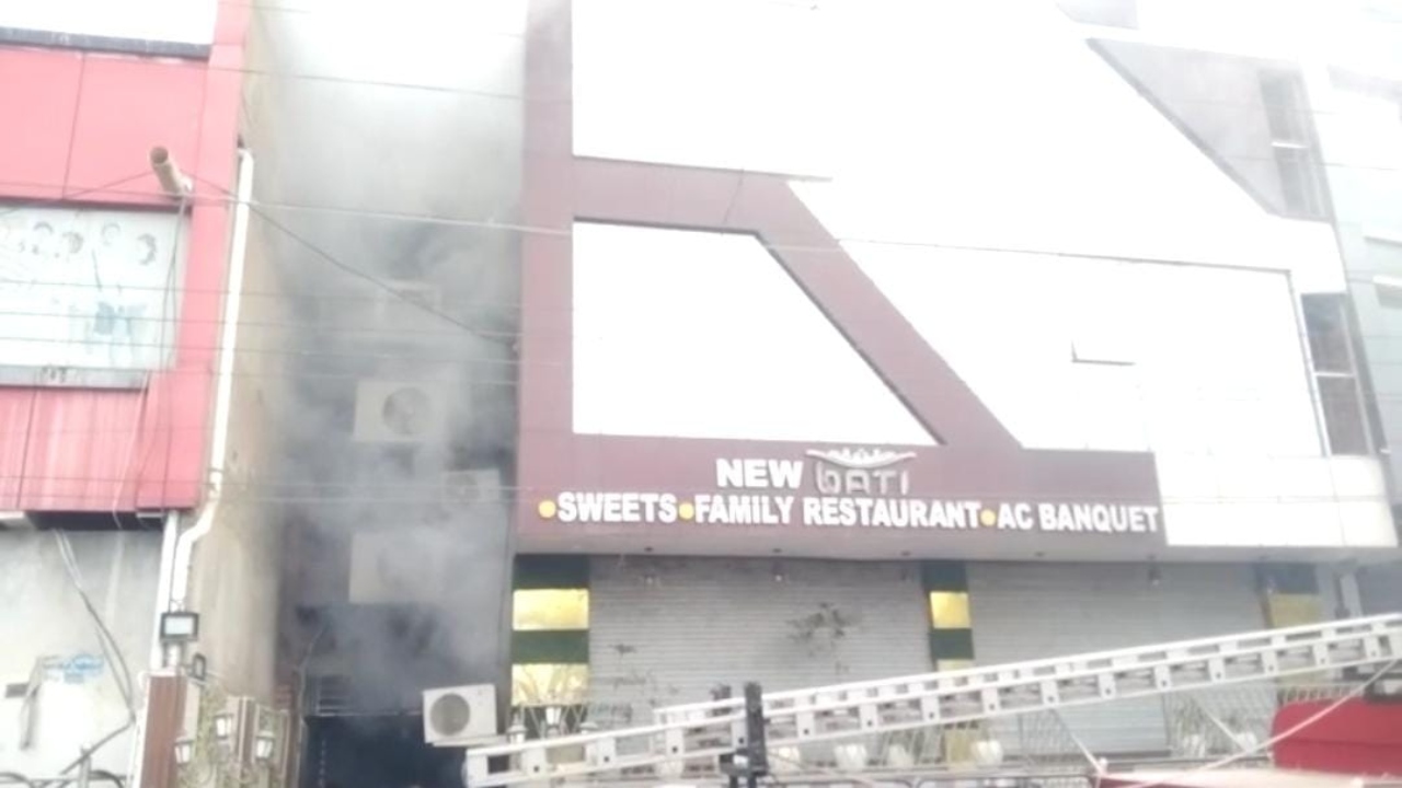 रायबरेली: संदिग्ध परिस्थितियों में रेस्टोरेंट में लगी आग, मची भगदड़