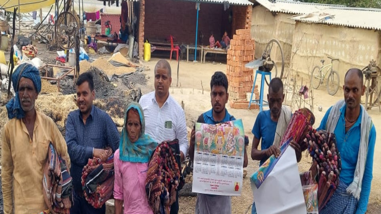 अयोध्या: अग्निपीड़ितों में बांटी राहत सामग्री, आग से 6 परिवारों की गृहस्थी हुई थी राख   