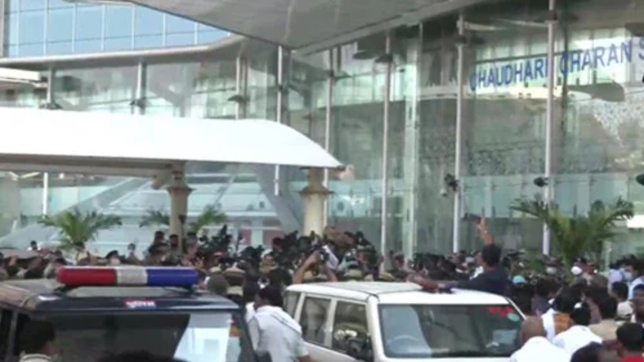 UP news: लखनऊ एयरपोर्ट से 30 यात्री कस्टम सेक्युरिटी से भागे, गोल्ड स्मगलिंग में बताये गए थे संदिग्ध  