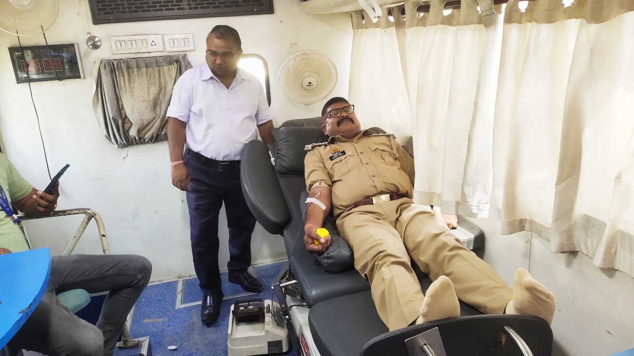 श्रावस्ती: स्वैच्छिक रक्तदान शिविर का हुआ आयोजन, पुलिस कर्मियों ने डोनेट किया ब्लड 