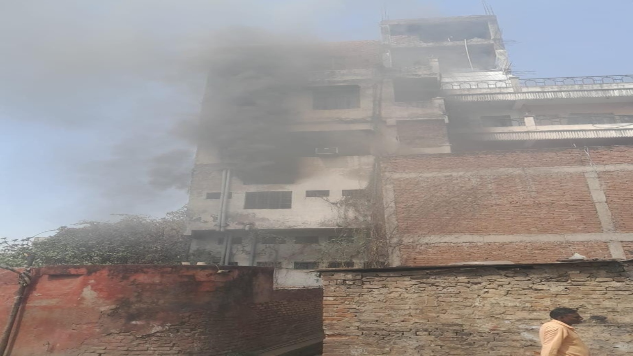 प्रयागराज: सिविल लाइंस में बिहारी भवन में लगी आग, लाखों का सामान खाक