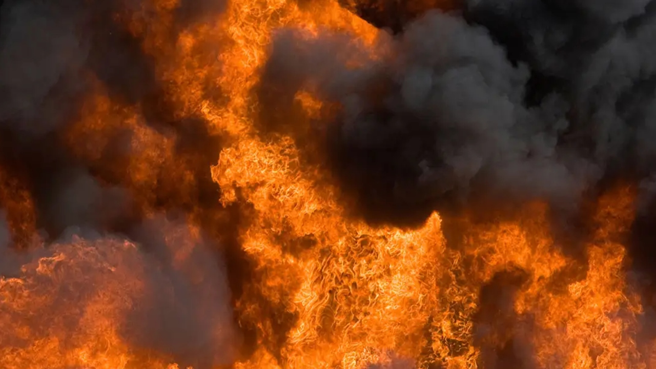 रायबरेली: संदिग्ध परिस्थितियों में कलेक्ट्रेट परिसर में लगी आग-Video