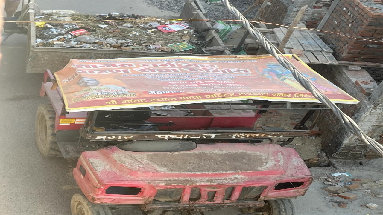बहराइच में भगवान राम के फ्लैक्स बोर्ड लगे वाहन से हो रहा कूड़े का उठान, जिम्मेदार अनजान 