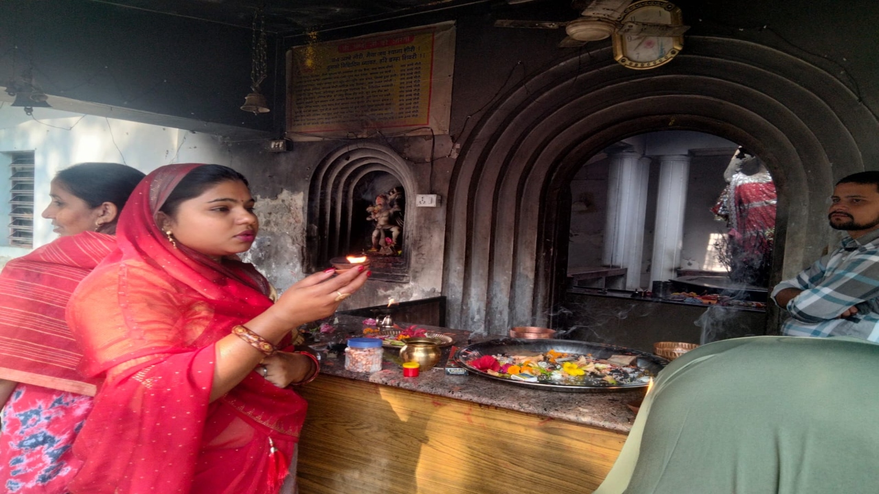 चैत्र नवरात्र: प्रथम दिन मंदिर पहुंचे भक्त, मां शैलपुत्री का किया पूजन 